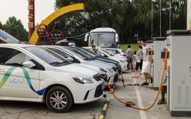 Пекинцы выбрали всю квоту на регистрацию электромобилей в 2016 году