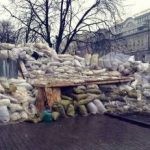 Протестующие на Украине строят баррикады и игнорируют закон об амнистии
