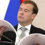 Медведев: нужно действовать без оглядки на дешевую нефть и санкции