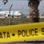 На борту самолета EgyptAir остаются в заложниках семь человек