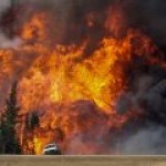 Лесные пожары вплотную подошли к нефтяным пескам Альберты