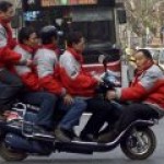 Китайцев хотят пересадить со скутеров на мини-электромобили