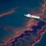 Российские ученые нашли эффективный способ борьбы с нефтяными пятнами на воде