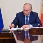 Президент Путин подписал закон, повышающий налоги нефтегаза
