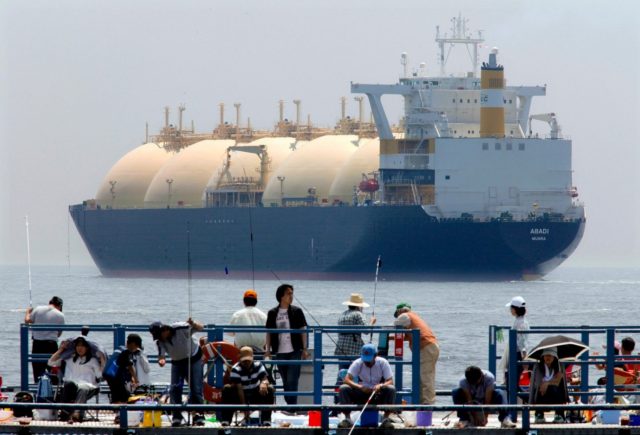 СПГ-танкеры специально не разгружаются в Испании