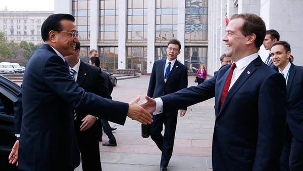 рукопожатие российского и китайского премьеров Медведева и Ли Кецяна